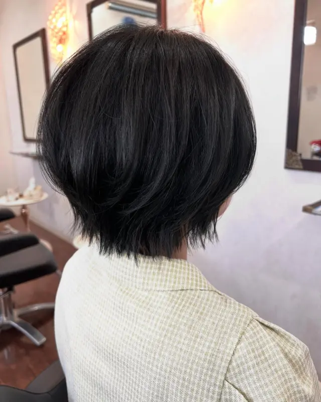 暑くなってきましたね！熱中症にも気をつけないと、
危険な時期になってきました！
今日はショートボブについてお話を！
くせ毛さんや、多毛さんには少しハードルがあがるスタイルになってしまいますが、
スタイリング次第では理想に近づけることも可能です！

まず、ショートボブとは？

ショートボブは、ボブスタイルの中でも比較的短めで、あごライン～耳下くらいの長さが特徴。
首元がスッキリ見えて、どんな顔型にも合わせやすい万能スタイル！

特徴と魅力
1. 小顔効果◎
襟足をタイトにして、顔まわりにボリュームを残すことで自然に小顔に見える！
2. 首元がキレイに見える
首のラインが出るから、上品で女性らしい印象になるよ。
3. スタイリングが簡単！
ブローやアイロンでちょっと整えるだけで、ナチュラルにキマる！
4. 年齢問わず似合う！
20代～50代まで幅広く人気。大人可愛いも、クールもどっちも狙える♪

少し長さが変わるだけでイメージが随分と変わるのも特徴の一つ！
襟足があるのか、無いのか。
レイヤーを入れるか、入れないか。
耳掛けをするか、しないか。
ショートボブと言えども、スタイルの幅は広く、自分の好みを上手く伝えれないと、
思っていた感じと何か違う。となってしまうスタイルでもあるので、
注意は必要になるかと思います。
もう一つは、
楽をしたくて、短くしたいという方も
注意が必要です！
楽は楽でも、乾かすのが楽。なだけで、
朝寝癖がつきやすかったり、ドライヤーが必要だったり、
ショートスタイルは、朝の一手間がとても重要で、
スタイリング剤を使うことにより、ふんわり、柔らかな印象のオシャレ感がでます！
これをサボってしまうと、
なスタイルでもあります。

 顔型別おすすめショートボブ
 丸顔さん：前髪を長めに流して縦のラインを強調。くびれシルエットも◎
面長さん：横にボリュームを出してバランス良く。前髪ありがオススメ！
ベース型さん：丸みを意識したシルエットで柔らかさをプラス。
逆三角形さん：トップに高さを出しつつ、毛先に丸みをもたせてバランス◎

あくまでも、個人的な意見になりますので、
一概には当てはまりません。
美容師さんによっても好みなどもありますので、
切る人によりイメージ、雰囲気が変わるスタイルです！
切ってみたい人や、考えている人は参考にしてみて下さいね！！