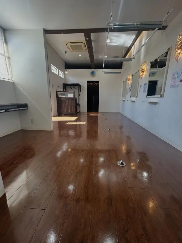 今日は午前中に
空きができたので、、

ずっとやりたかったワックスがけができました！
ツルツルピカピカ！
これで今年度末までお客様を綺麗なフロアで
お出迎えすることができます！！

今月くらいから皆様、年末に向けての来店の調整をされる方が多いです！
例年混雑が予想してされますので、ご予約、来店調整はお早めをオススメしております！
