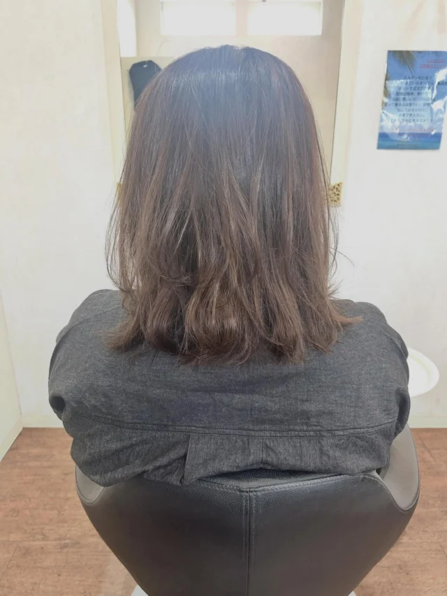 ロングヘアからバッサリイメチェン！
動きのあるスタイルで暗髪でも軽さ&透け感があります！
邪魔な時はくくったりハーフアップにすることもできるので、夏に向けてピッタリのスタイルです！
